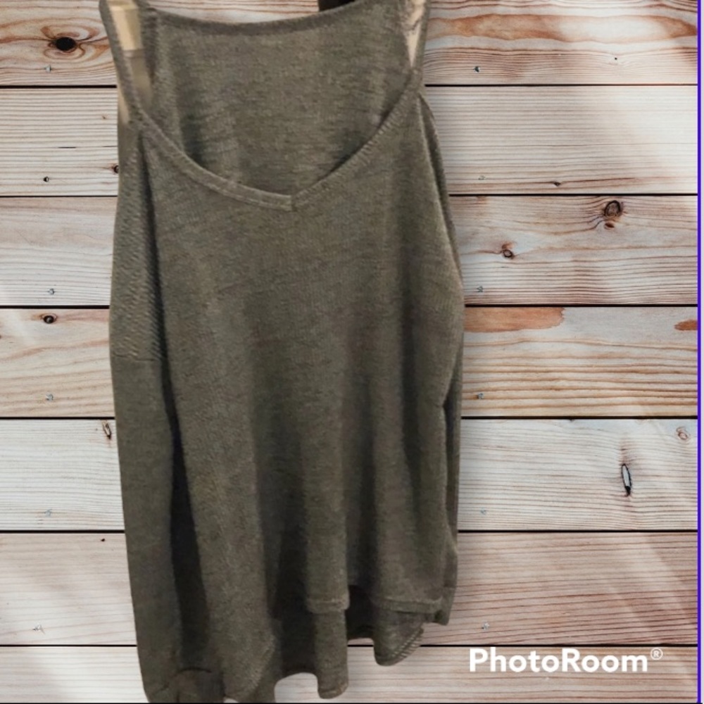 🌼Cold shoulder lightweight top sz M